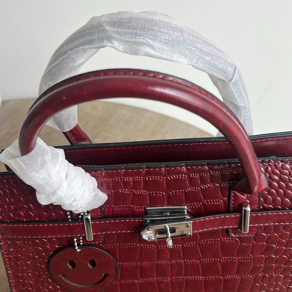 Faux Croc Burgandy Crossbody Handbag NWT - Picture 13 of 17